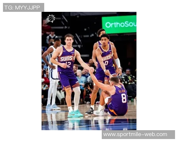 狄龙今日观战老东家灰熊与莫兰特亲切寒暄迎接明日太阳客战奇才 狄龙今日观战老东家灰熊与莫兰特亲切寒暄迎接明日太阳客战奇才