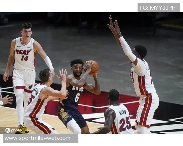 锡安随队客战迈阿密前夕探访Unrivaled联赛并进行训练活动